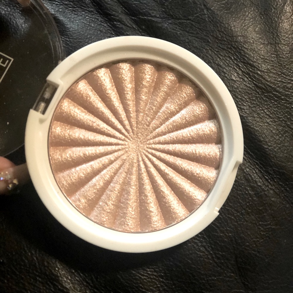 Ofra Madison Miller Sea shimmer highlighter